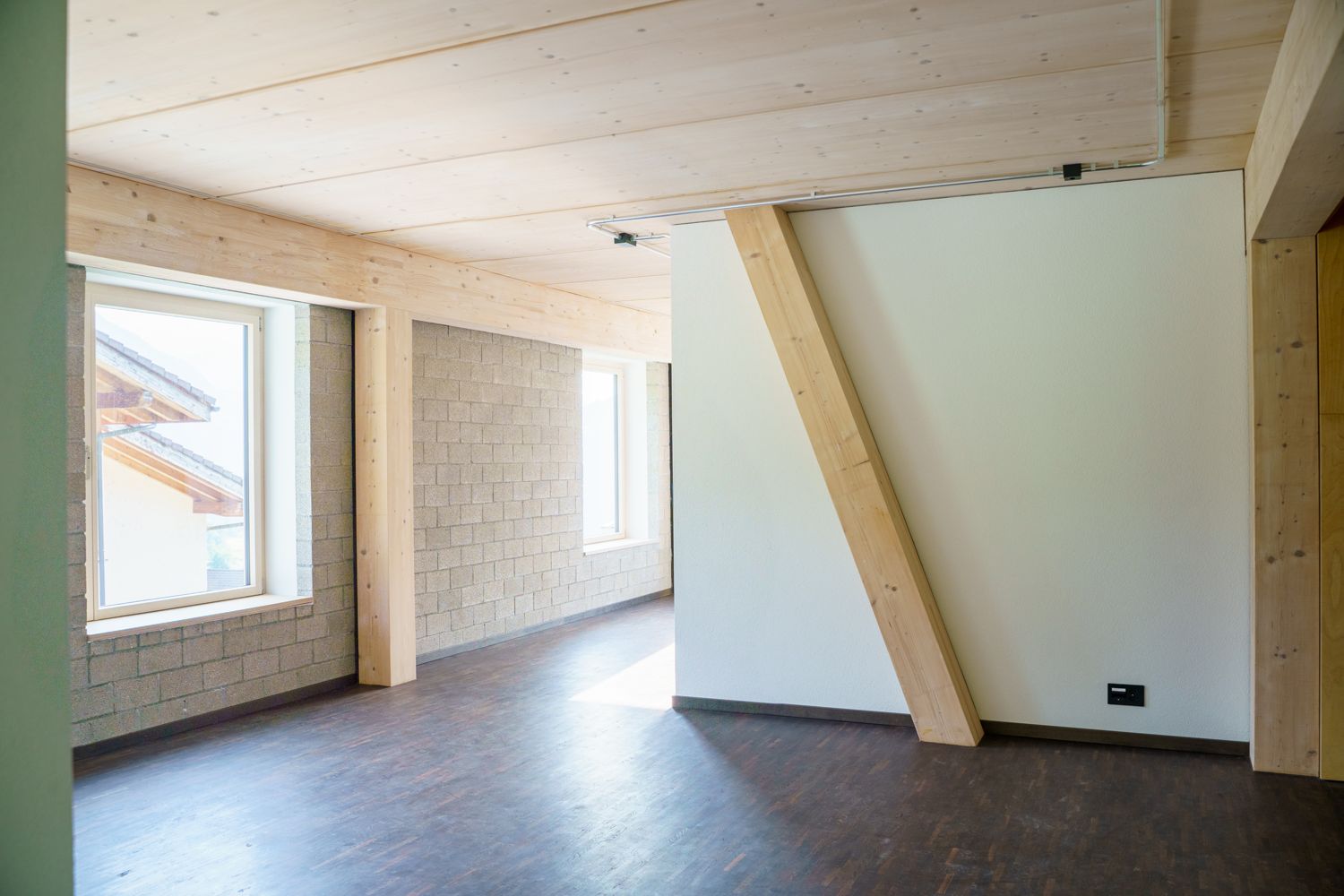 Wohnraum mit Fenster und Weitblick