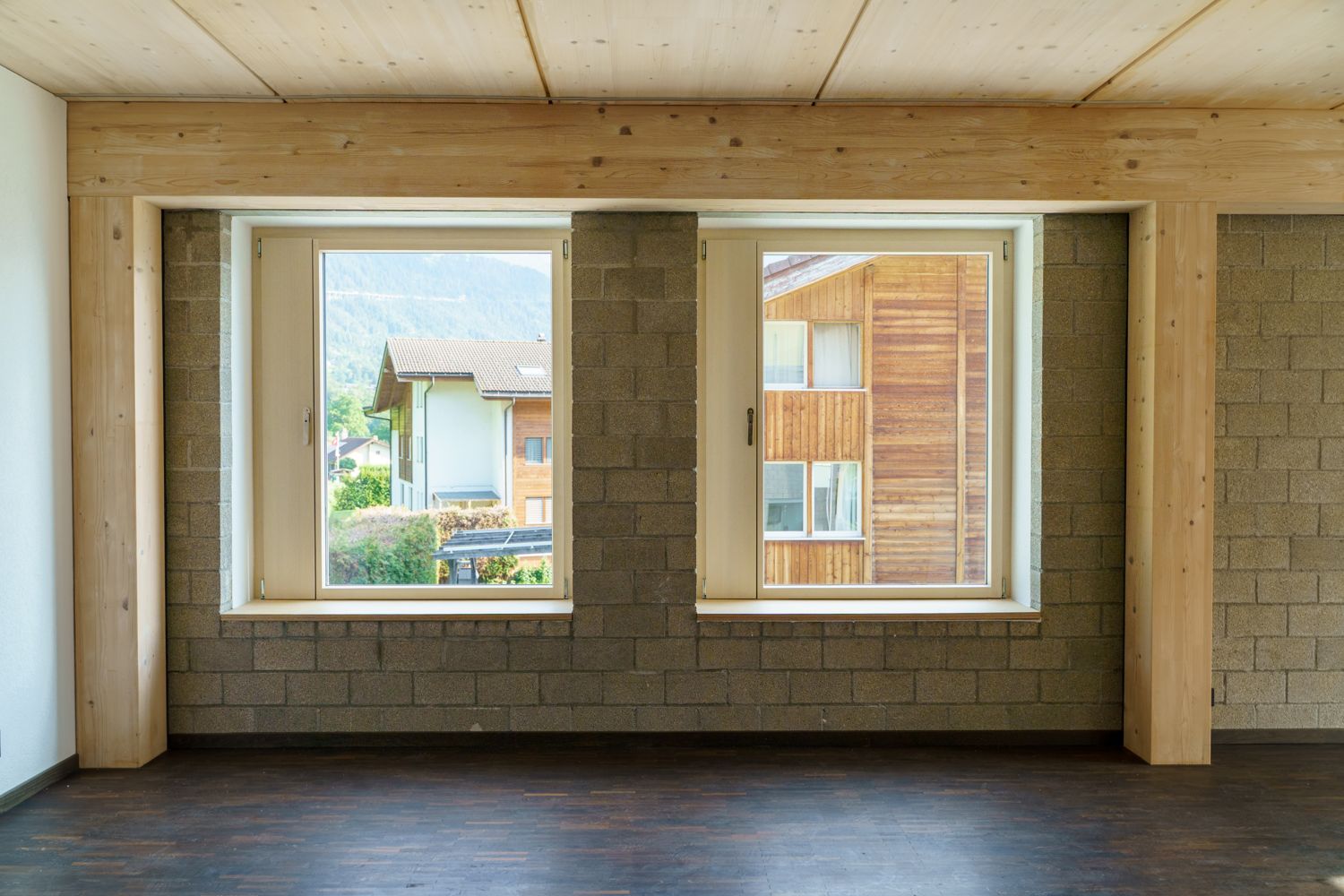 Wohnraum mit Blick aufs Dorf