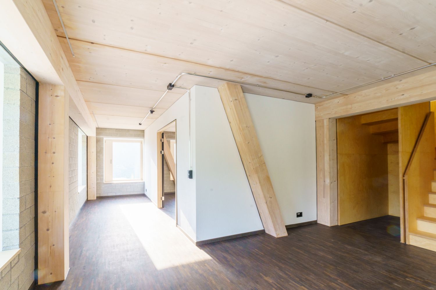 Galerie-Flur mit Holzdecke