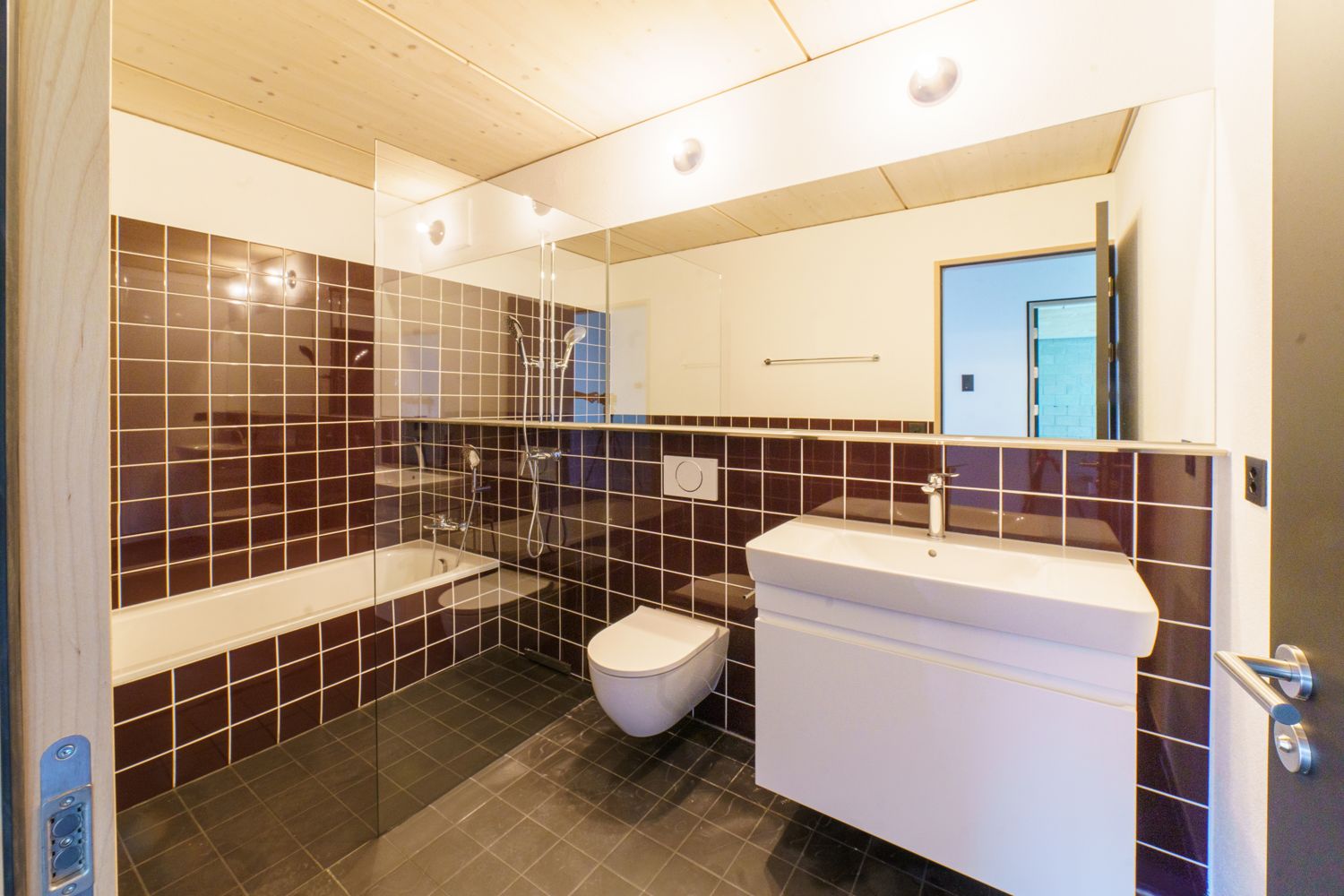 Badezimmer mit Badewanne