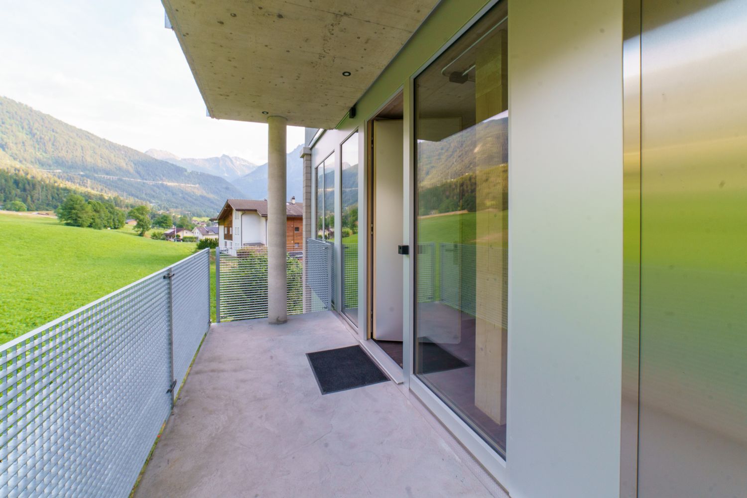 Blick von der Terrasse ins Innere