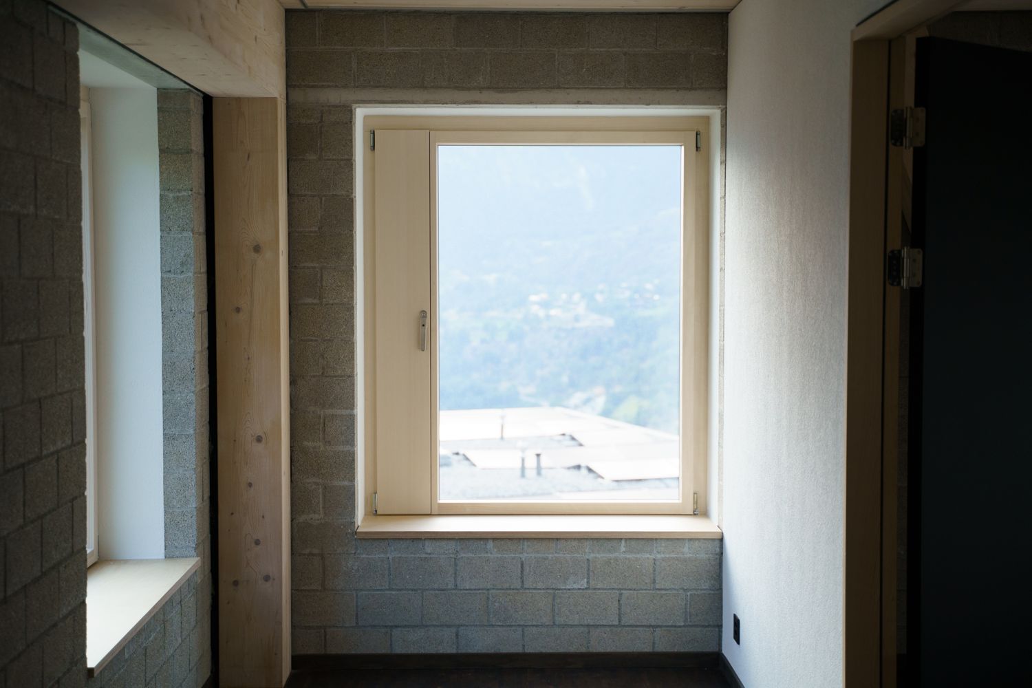 Fenster mit Dorfblick